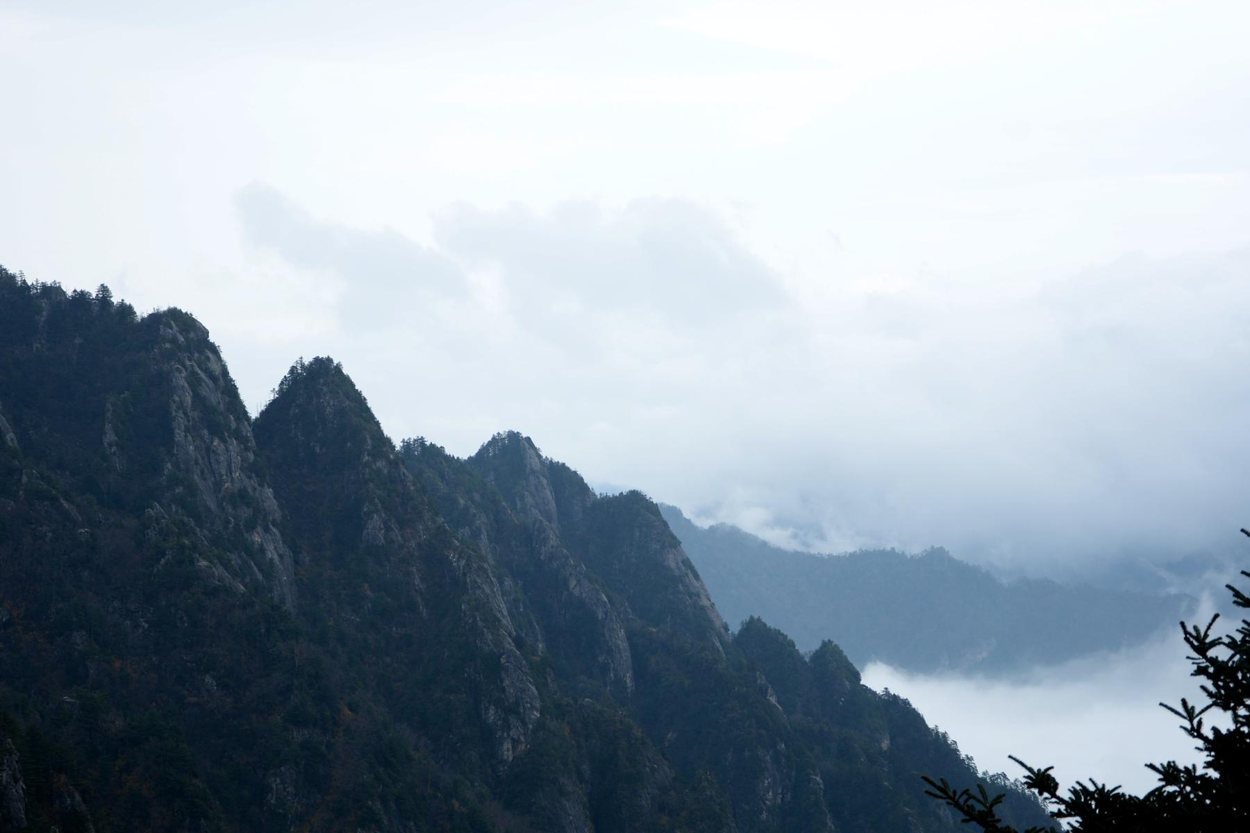 远方山岭层叠