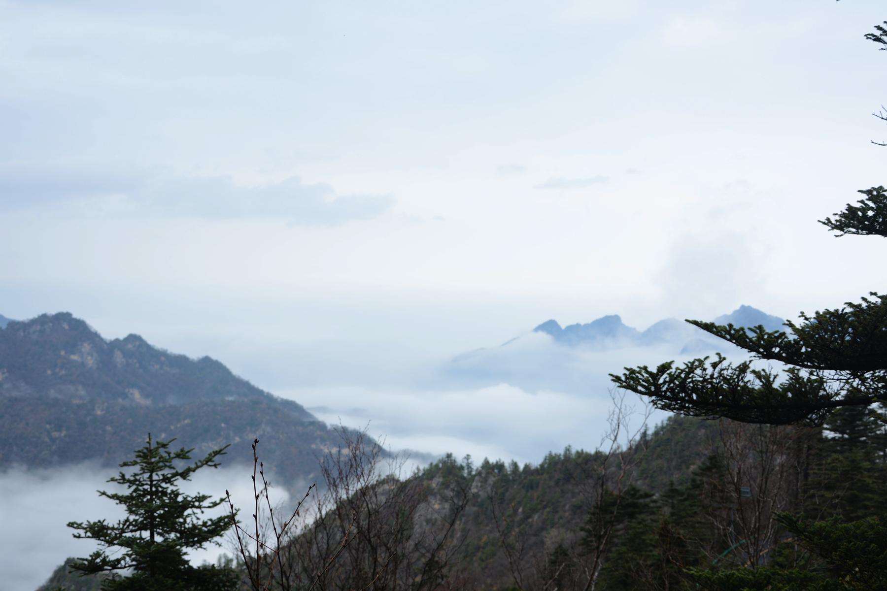 转角处已看不到山谷